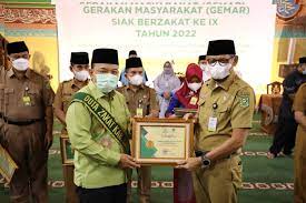 Wajib Berzakat, Wabup Siak, Husni Merza Dianugerhkan sebagai Duta Zakat oleh BAZNAS